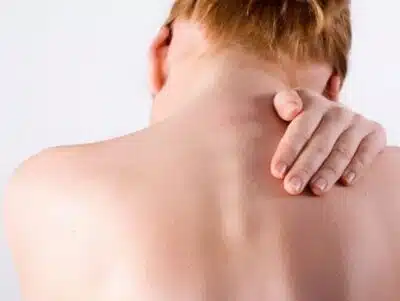Atténuer la douleur après une opération de l'épaule : méthodes efficaces