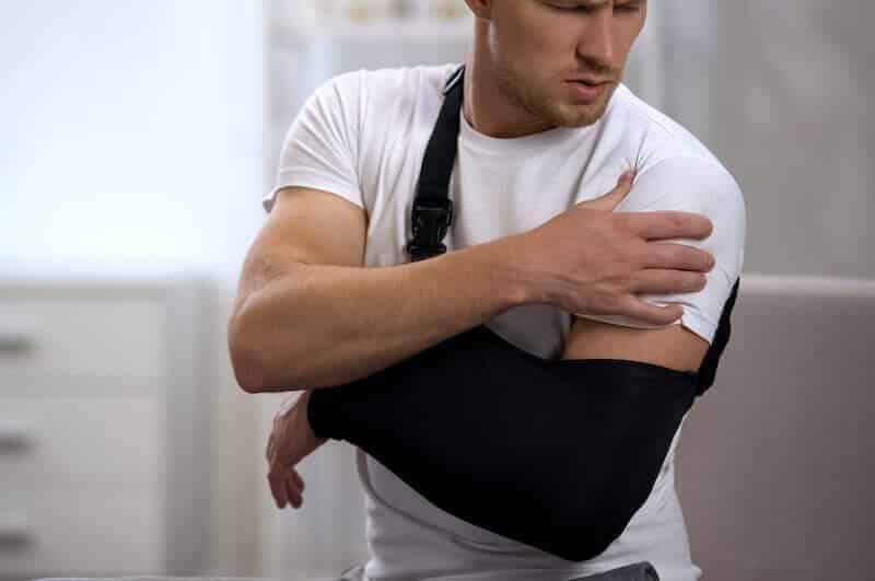 Combien de temps dure généralement la douleur après une opération de l'épaule ?