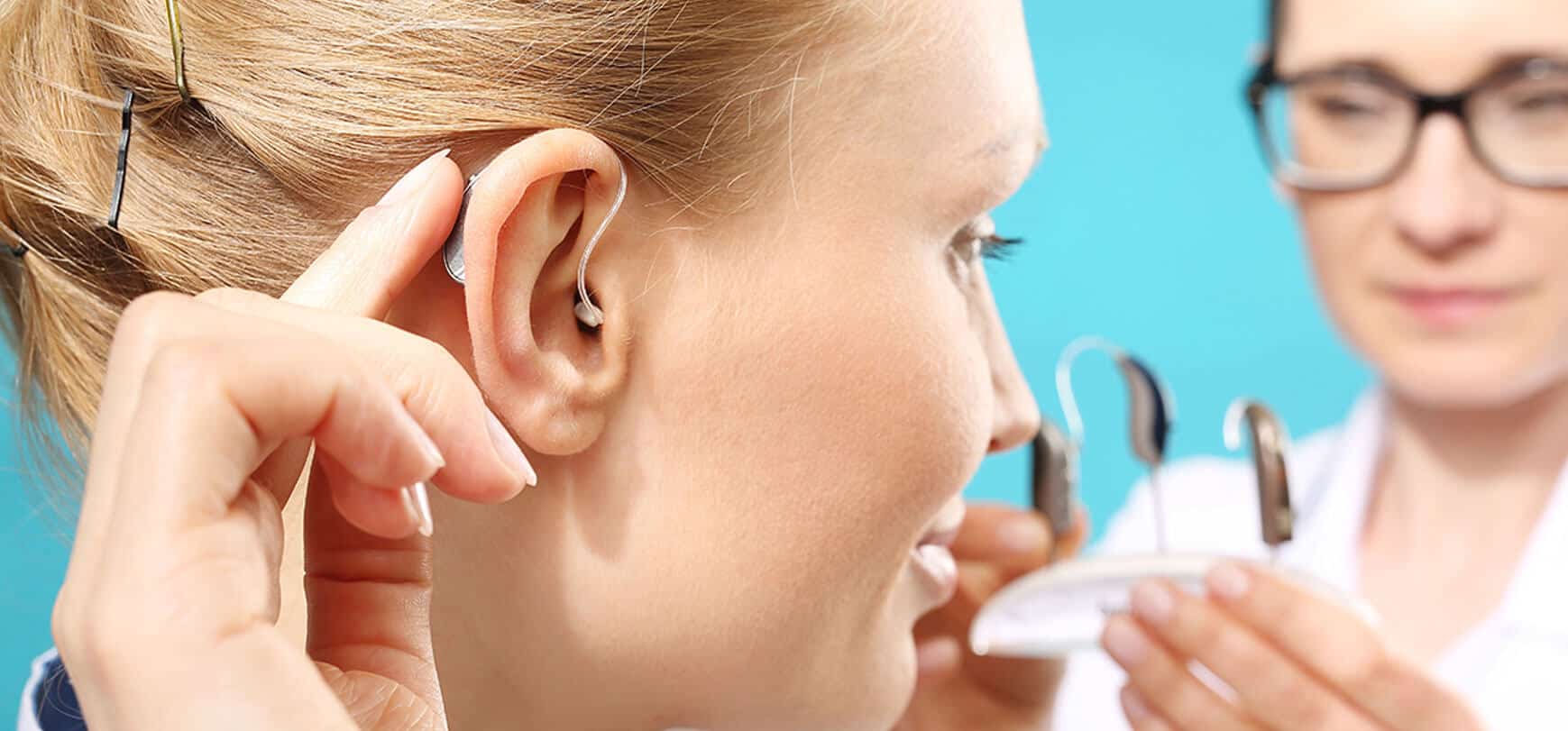 porter des lunettes avec un appareil auditif
